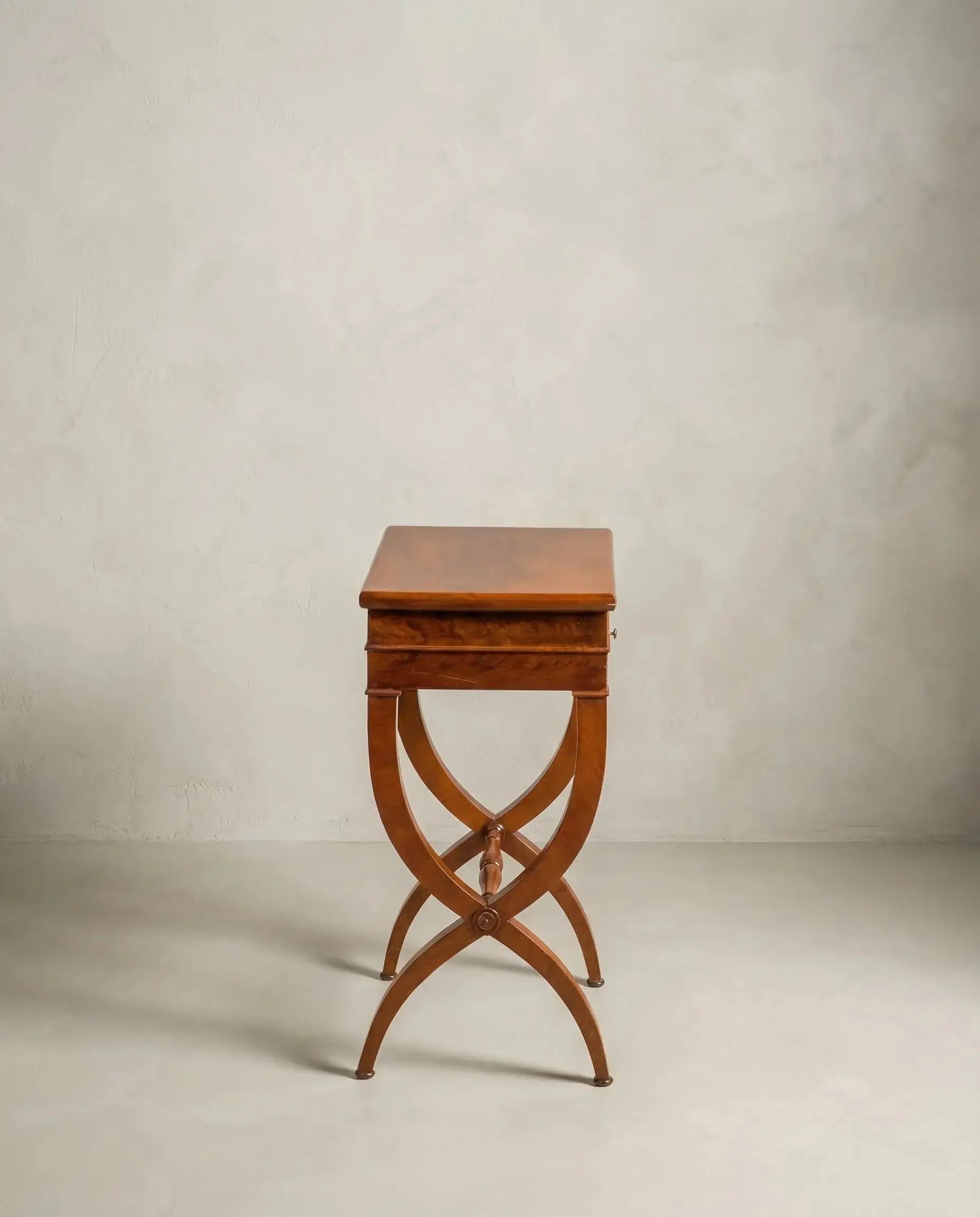 Mesa costurero estilo imperio de caoba Antique arte y decoracion