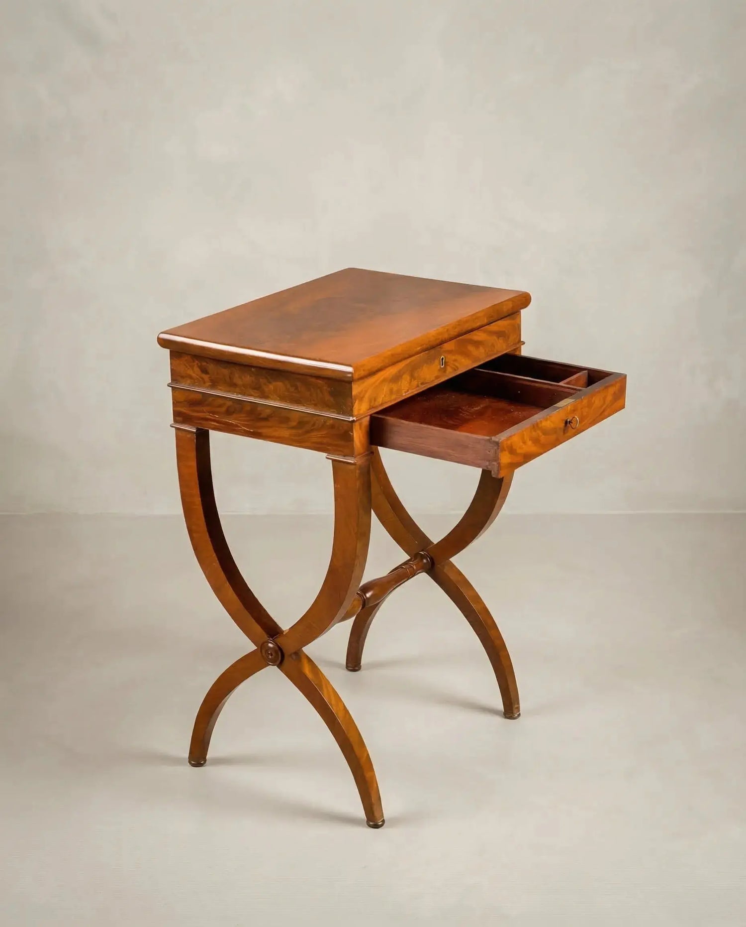 Mesa costurero estilo imperio de caoba Antique arte y decoracion