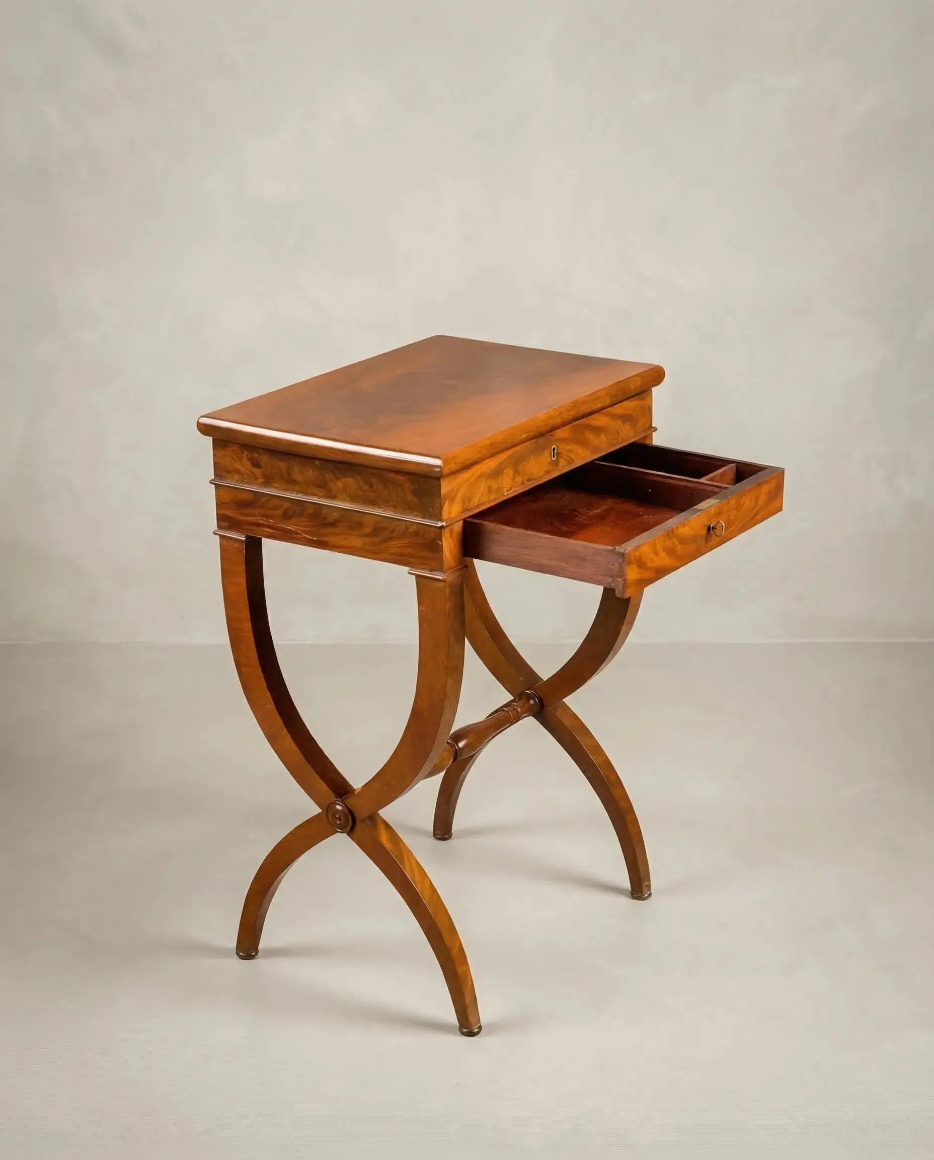 Mesa costurero estilo imperio de caoba Antique arte y decoracion