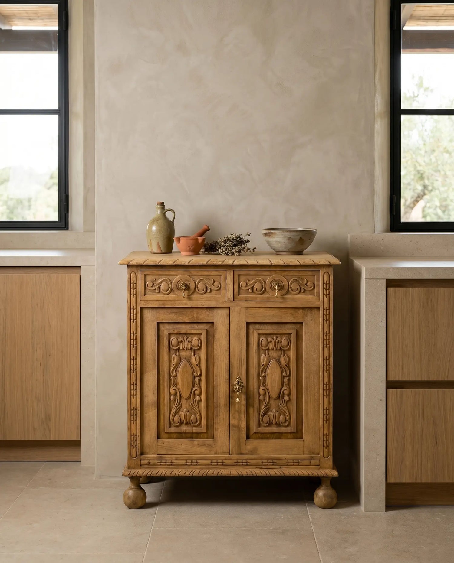 Aparador auxiliar en madera lavada con tallas