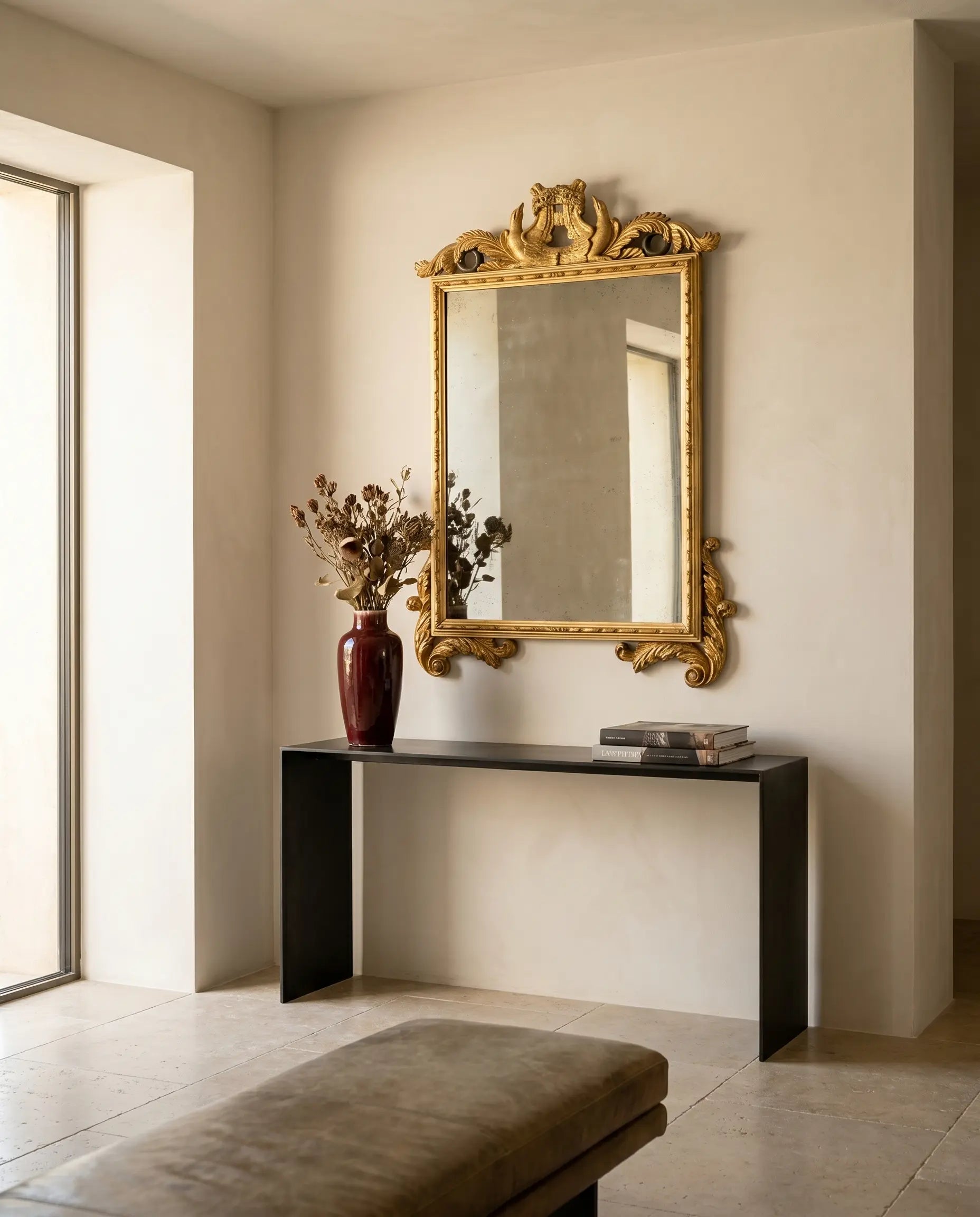 Espejo de pared dorado con copete de cisnes (117 x 80 cm)