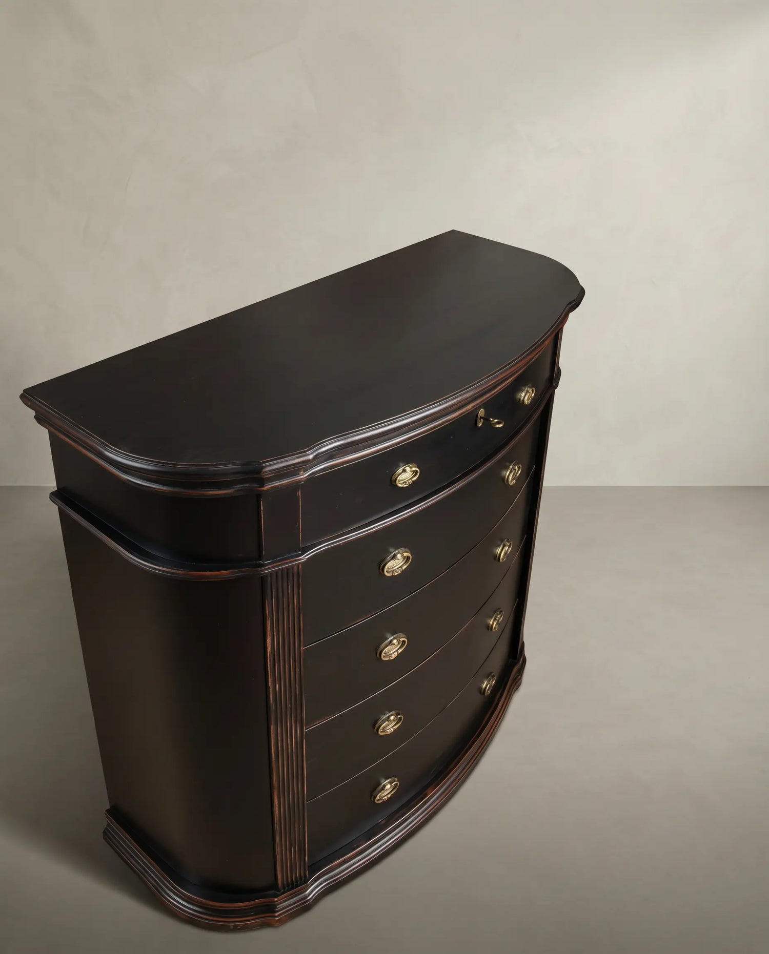 Cómoda alta vintage de frente curvo en negro carbón decapé