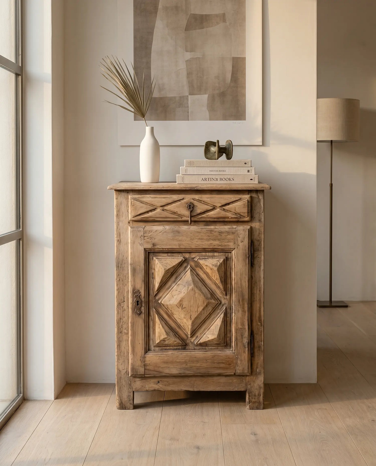 Pequeño Aparador Antiguo Rústico en Madera Lavada con Tallas de Punta de Diamante