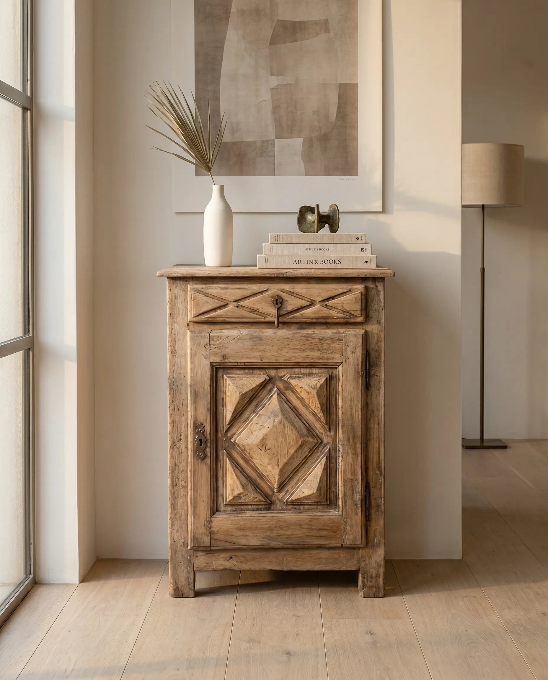 Pequeño Aparador Antiguo Rústico en Madera Lavada con Tallas de Punta de Diamante