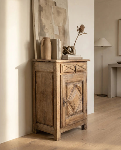 Pequeño Aparador Antiguo Rústico en Madera Lavada con Tallas de Punta de Diamante