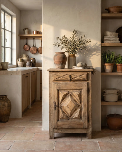 Pequeño Aparador Antiguo Rústico en Madera Lavada con Tallas de Punta de Diamante