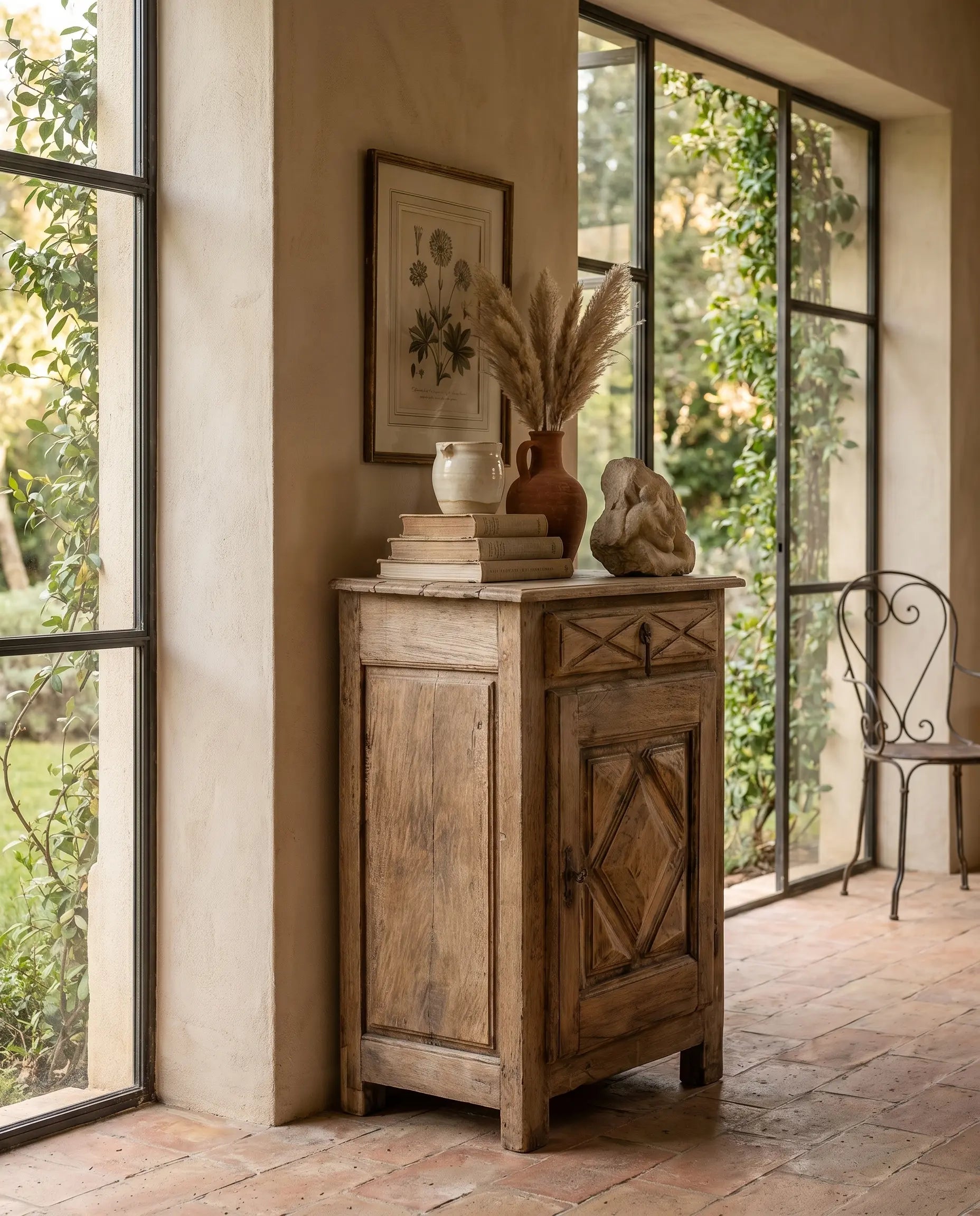 Pequeño Aparador Antiguo Rústico en Madera Lavada con Tallas de Punta de Diamante