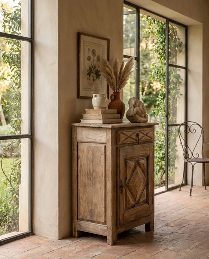 Pequeño Aparador Antiguo Rústico en Madera Lavada con Tallas de Punta de Diamante