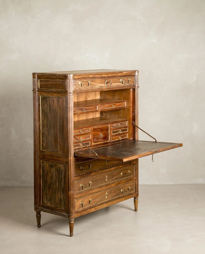 Escritorio antiguo de tapa abatible abierto mostrando su interior con pequeños cajones y tapete oscuro.