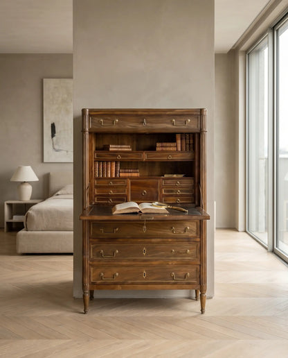 Escritorio antiguo de tapa abatible abierto mostrando su interior con pequeños cajones y tapete oscuro.