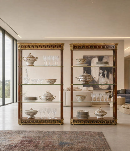 Pareja de grandes estanterías vintage de metal forjado y cristal estilo Hollywood Regency en salon moderno