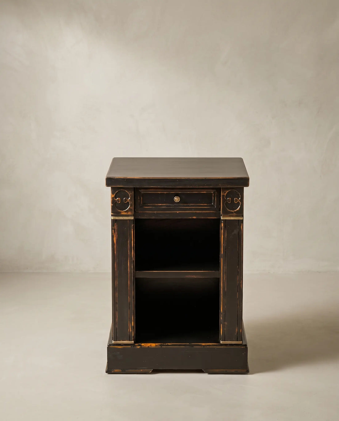 Mesita auxiliar vintage en negro decapé con cajón y estantes abiertos