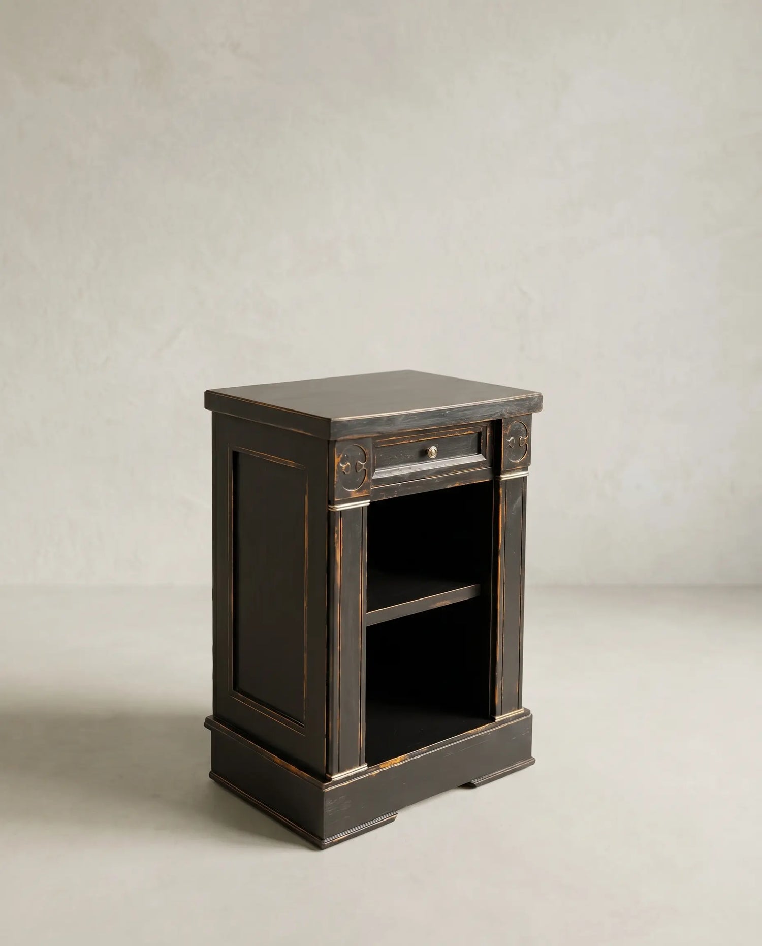 Mesita auxiliar vintage en negro decapé con cajón y estantes abiertos