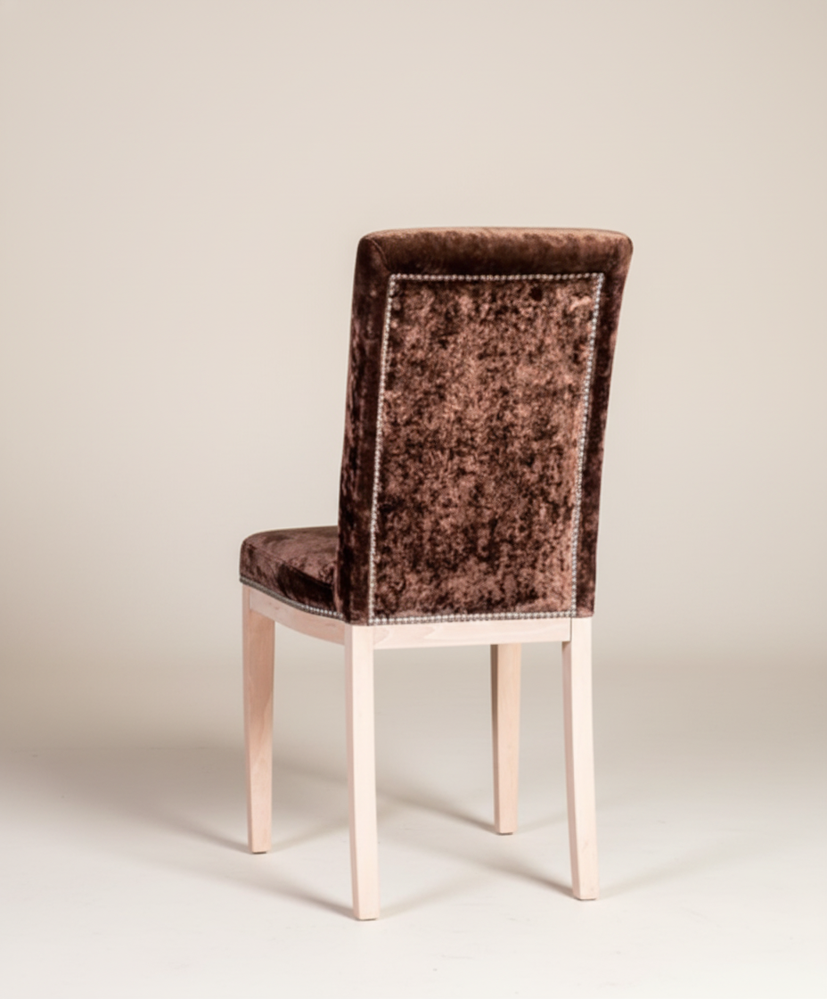 conjunto de sillas tapizadas marrones trasera