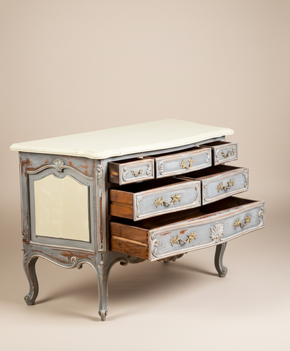 Cómoda estilo Luis XV con sus seis cajones abiertos, mostrando el interior de madera natural.