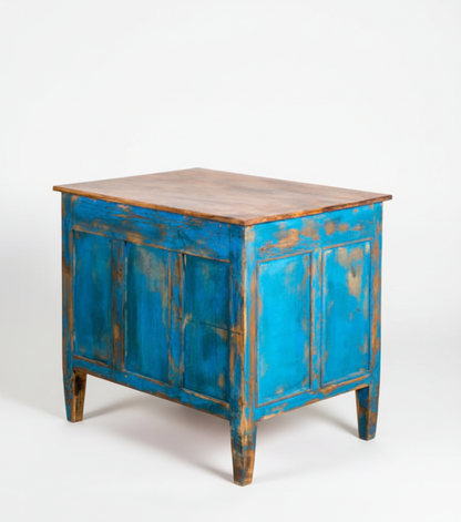 mesa isla industrial de madera con puertas en azul vista trasera