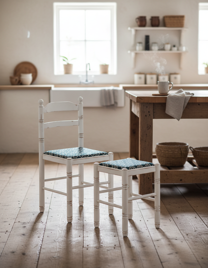 sillas rusticas de madera color blanco