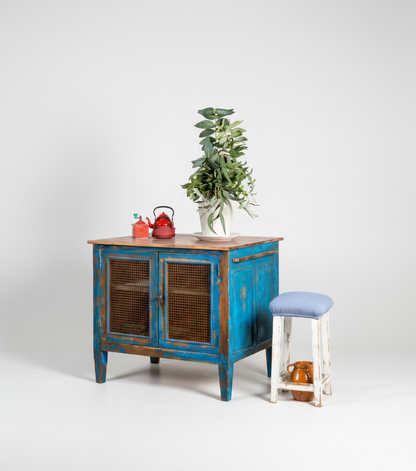 mesa isla industrial de madera con puertas en azul