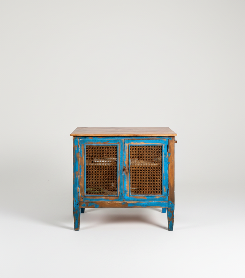 mesa isla industrial de madera con puertas en azul