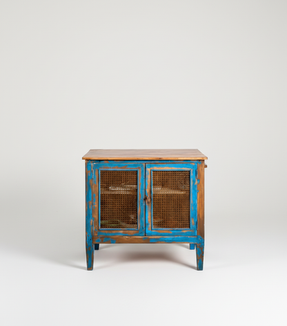 mesa isla industrial de madera con puertas en azul