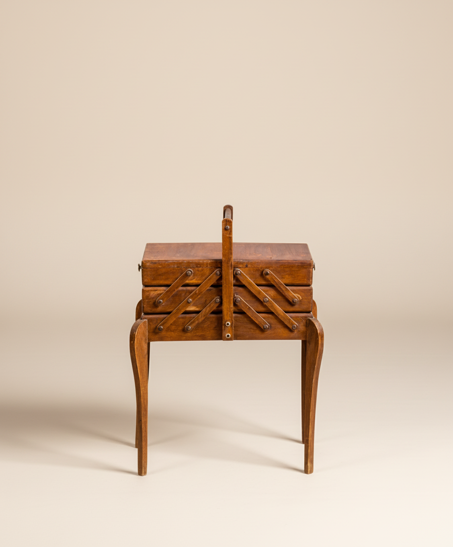 Costurero antiguo de madera