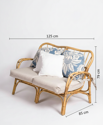 Sofá de caña natural con cojines