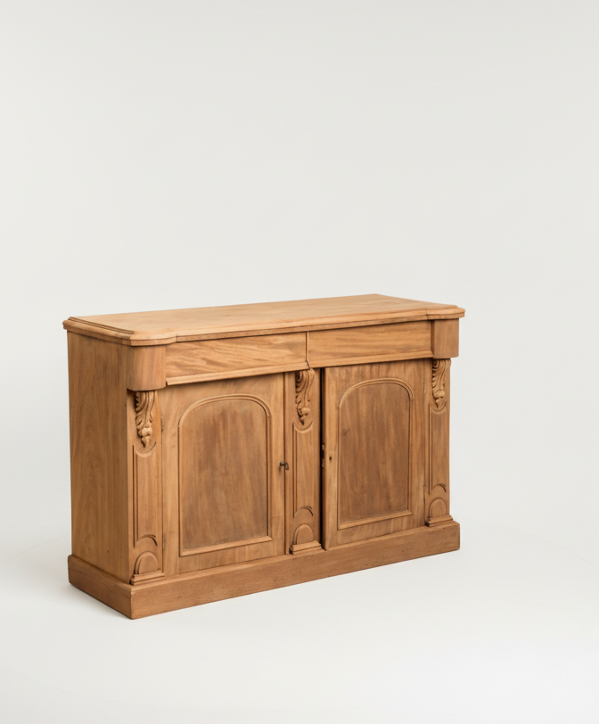 Aparador de estilo neoclásico