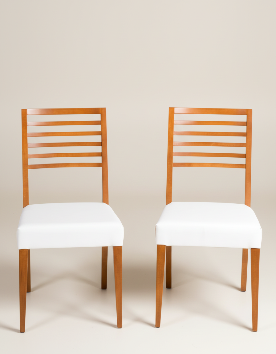 pareja de sillas de madera vista frontal