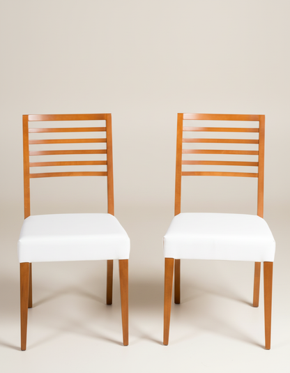 pareja de sillas de madera vista frontal