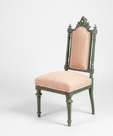 sillas talladas antiguas en verde con lino