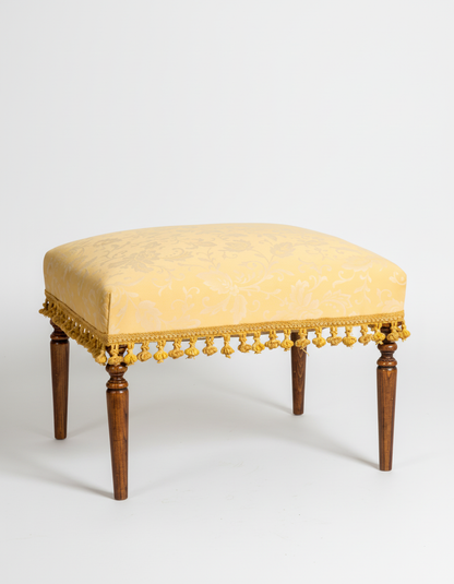 escabel antiguo de madera tela amarilla