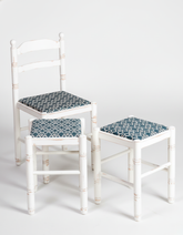 sillas rusticas de madera en color blanco con taburetes
