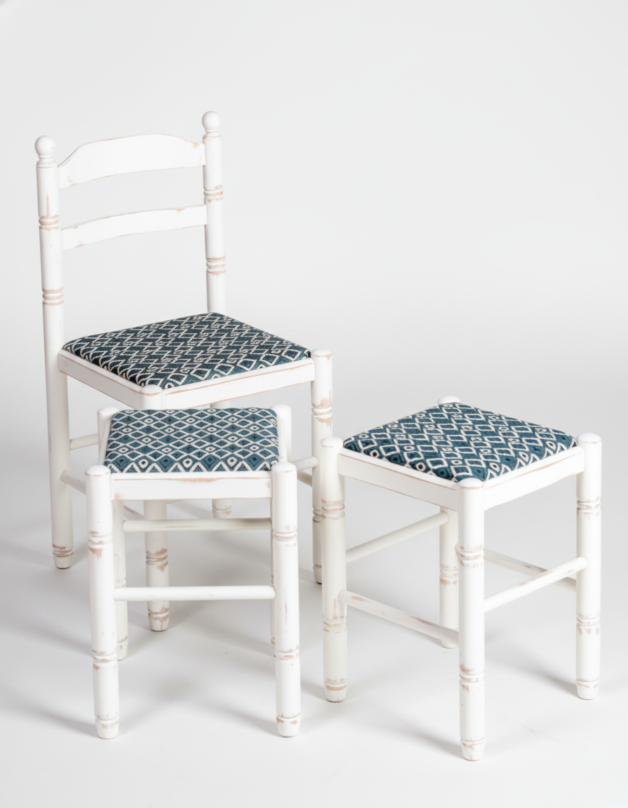 sillas rusticas de madera en color blanco con taburetes
