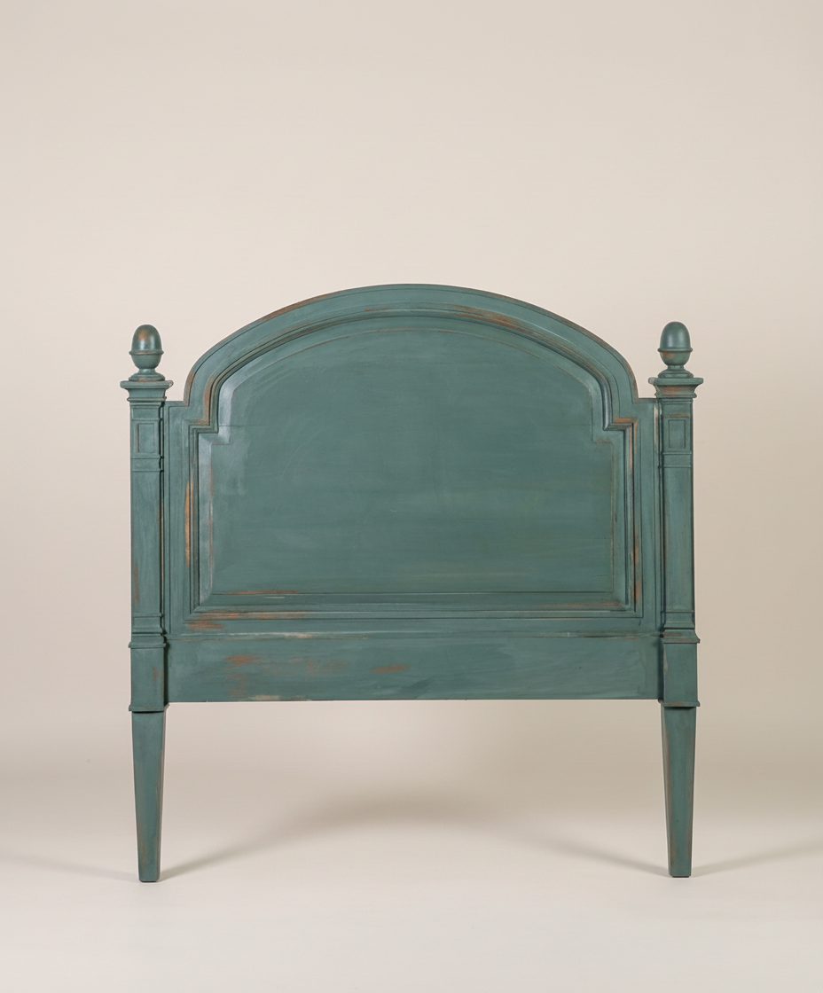  Vista frontal del cabecero arqueado verde con acabado desgastado estilo vintage