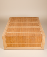 Mesa de centro artesanal de madera vista desde un ángulo superior, destacando el patrón geométrico