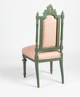 sillas talladas antiguas en verde con lino