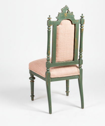 sillas talladas antiguas en verde con lino