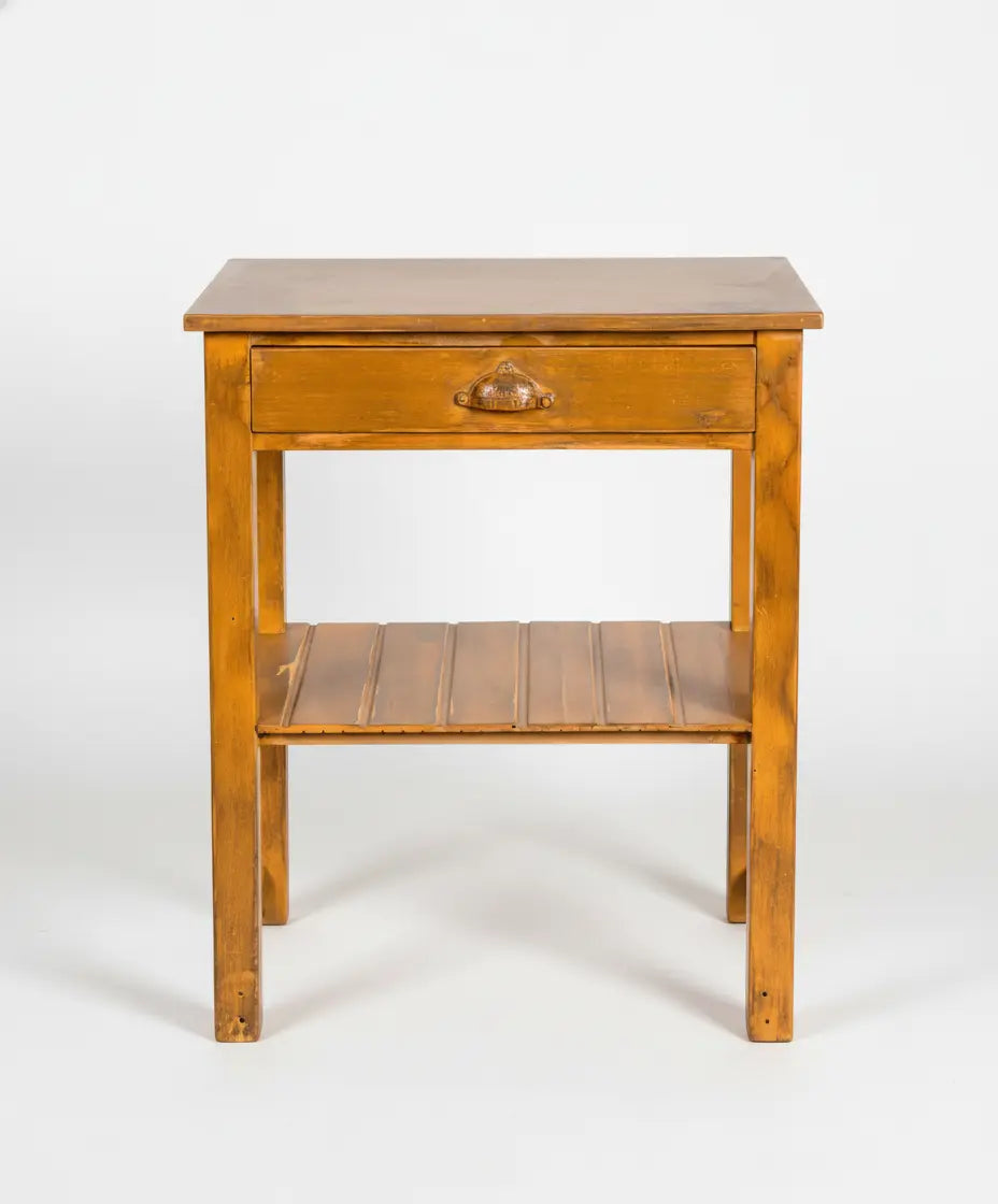 mesa auxiliar de madera restaurada vista frontal

