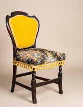 silla antigua tapizada negra lateral