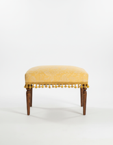 escabel antiguo de madera tapizado amarillo