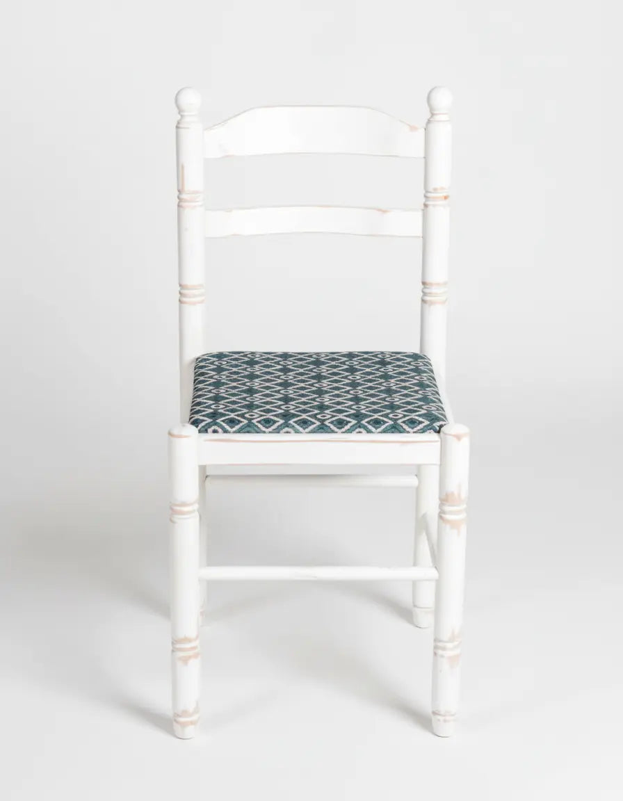 silla blanca de madera rustica
