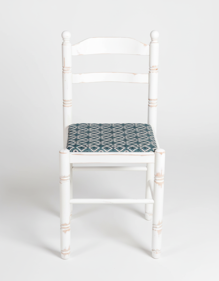 silla blanca de madera rustica
