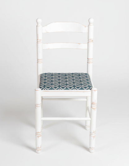 silla blanca de madera rustica
