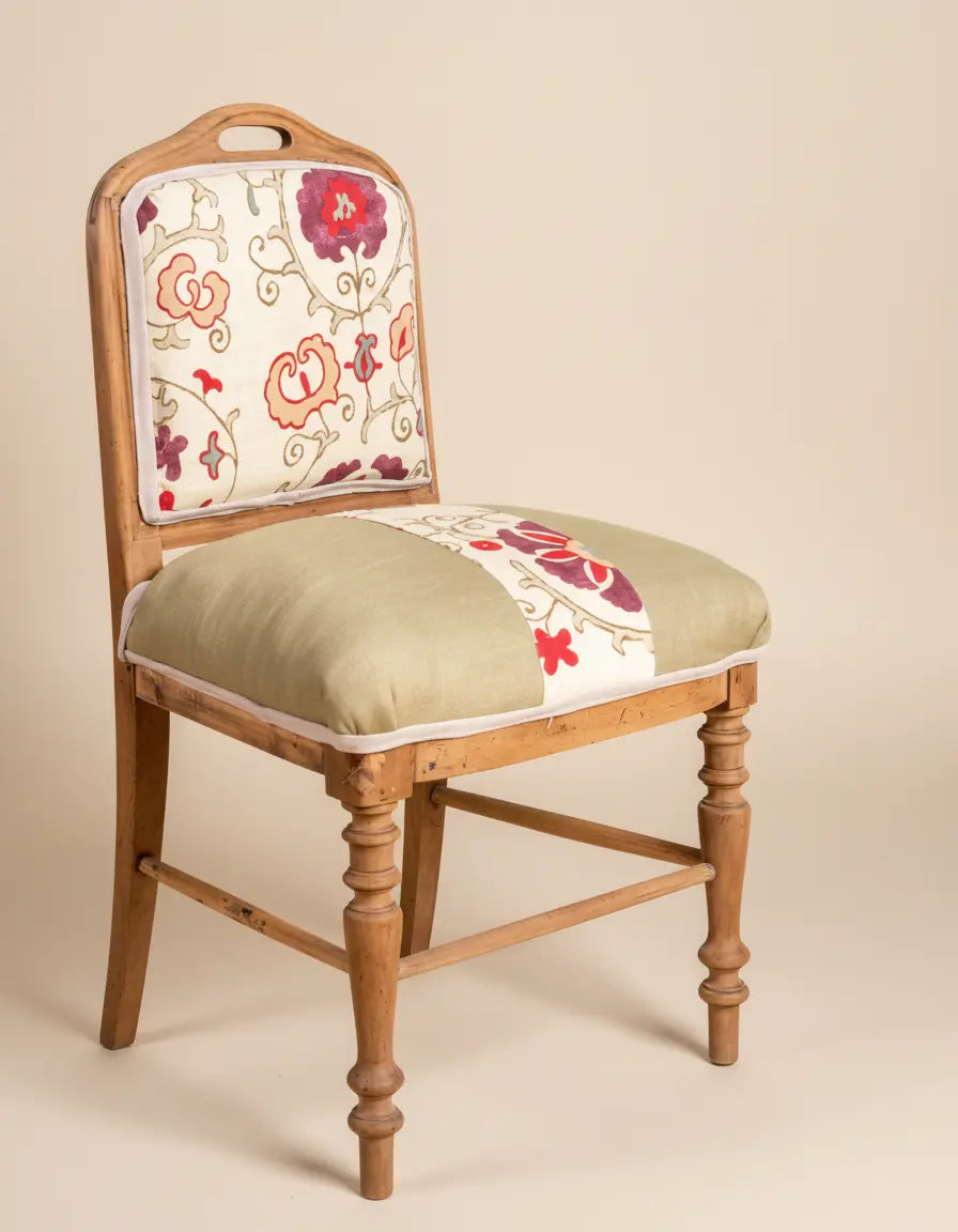 silla antigua tapizada detalle
