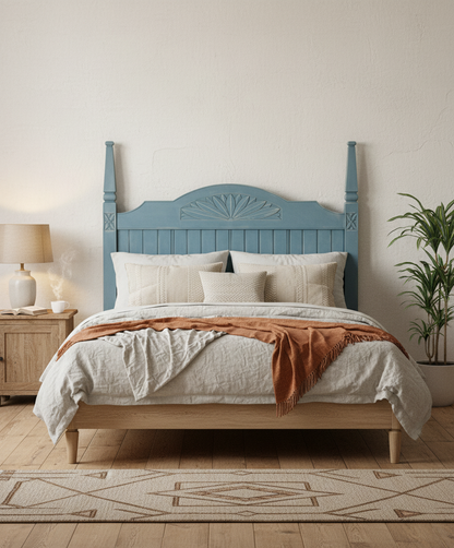 Dormitorio luminoso con cabecero azul estilo mediterráneo y ropa de cama blanca