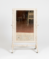 Detalle frontal del espejo antiguo mostrando la pátina y manchas de envejecimiento en el cristal