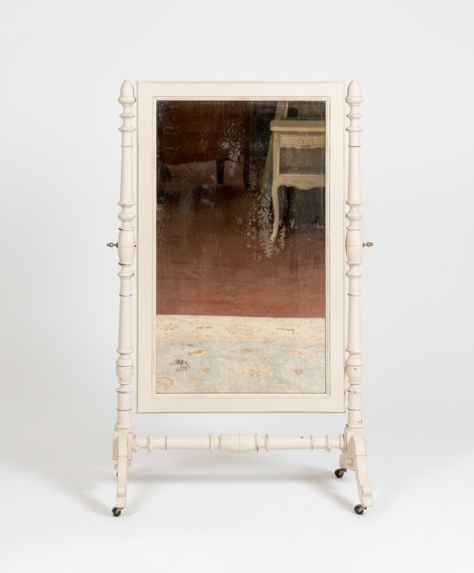 Detalle frontal del espejo antiguo mostrando la pátina y manchas de envejecimiento en el cristal