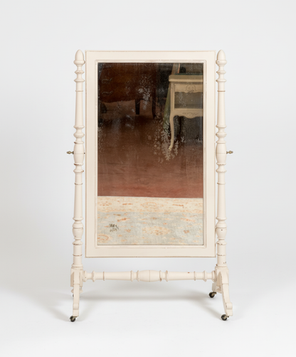 Detalle frontal del espejo antiguo mostrando la pátina y manchas de envejecimiento en el cristal