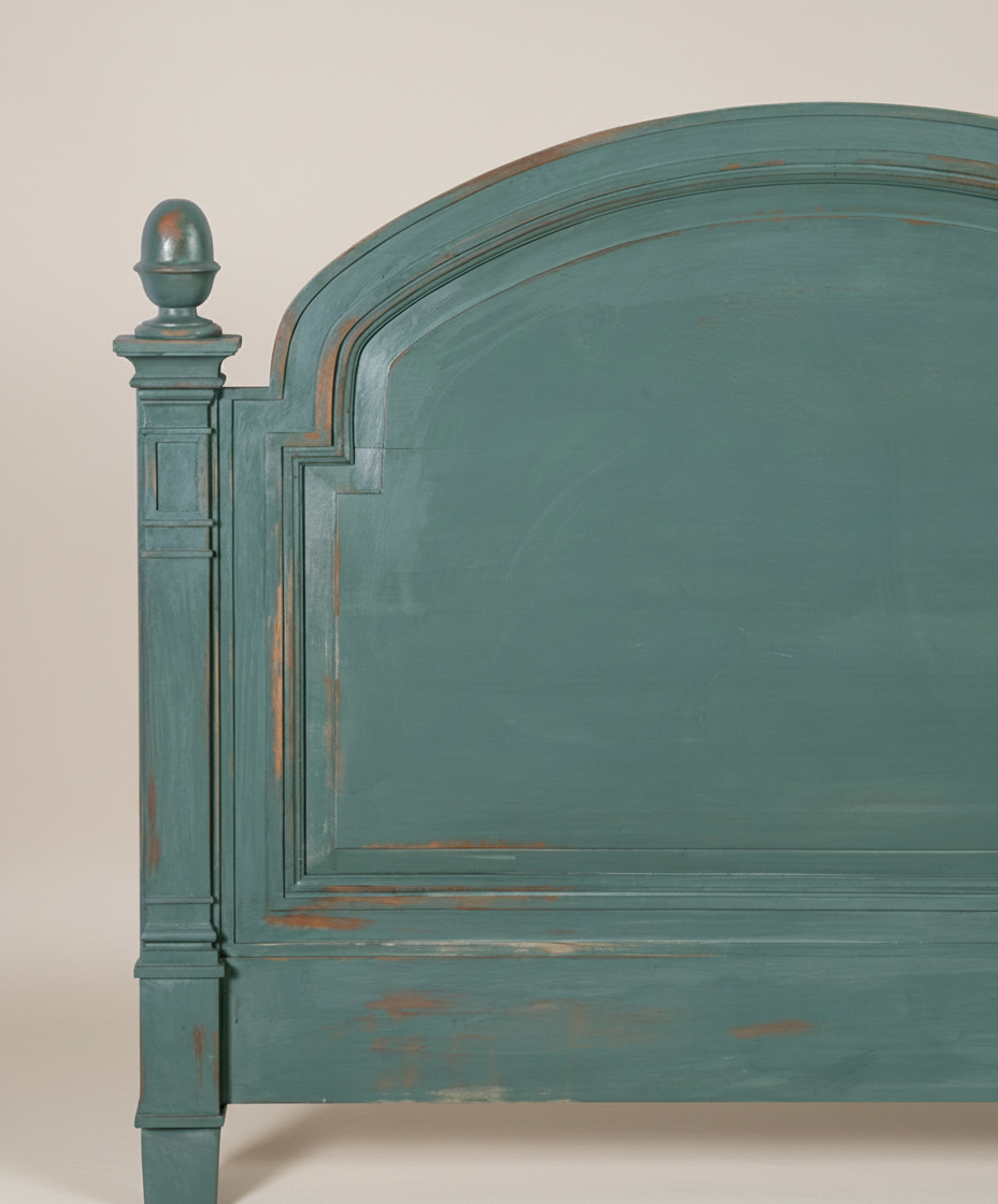 Detalle macro del remate y molduras del cabecero con pátina envejecida