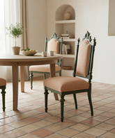 sillas talladas antiguas en verde con lino